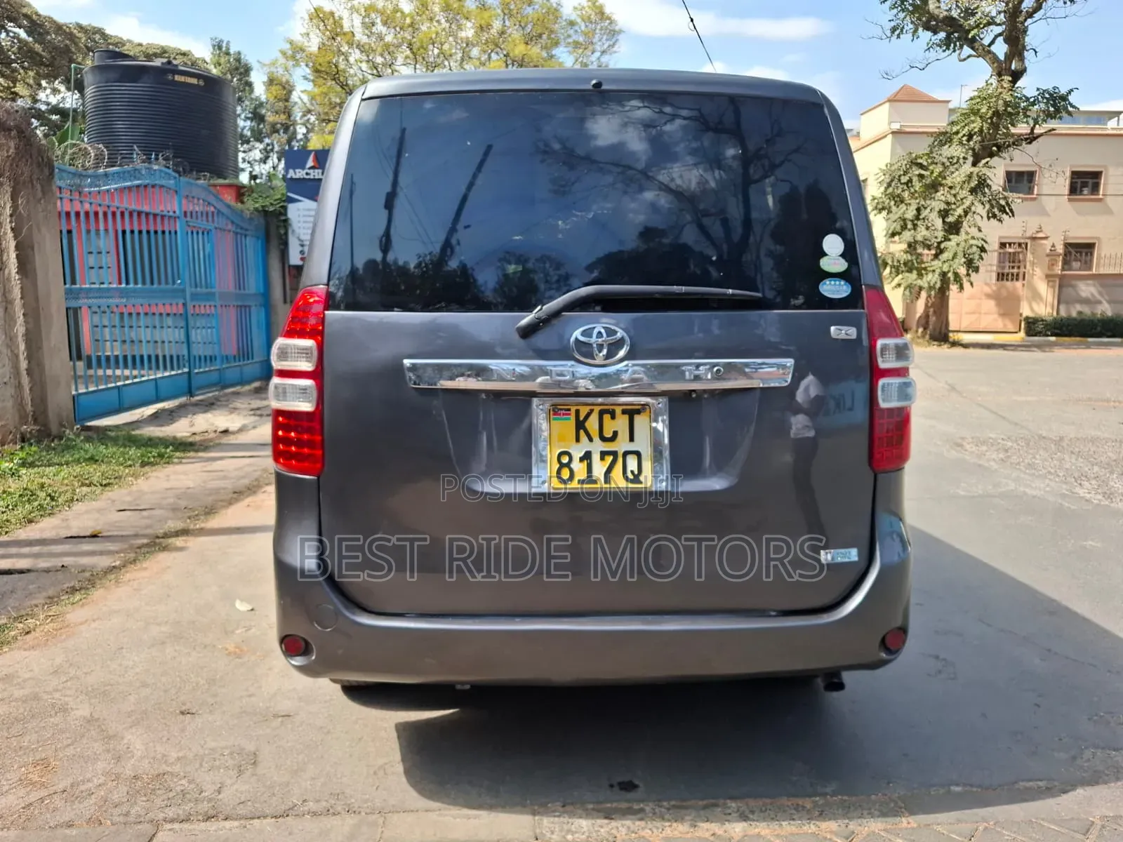 Toyota Noah 2.0 158hp FWD (8 Seater) 2011 Gray
