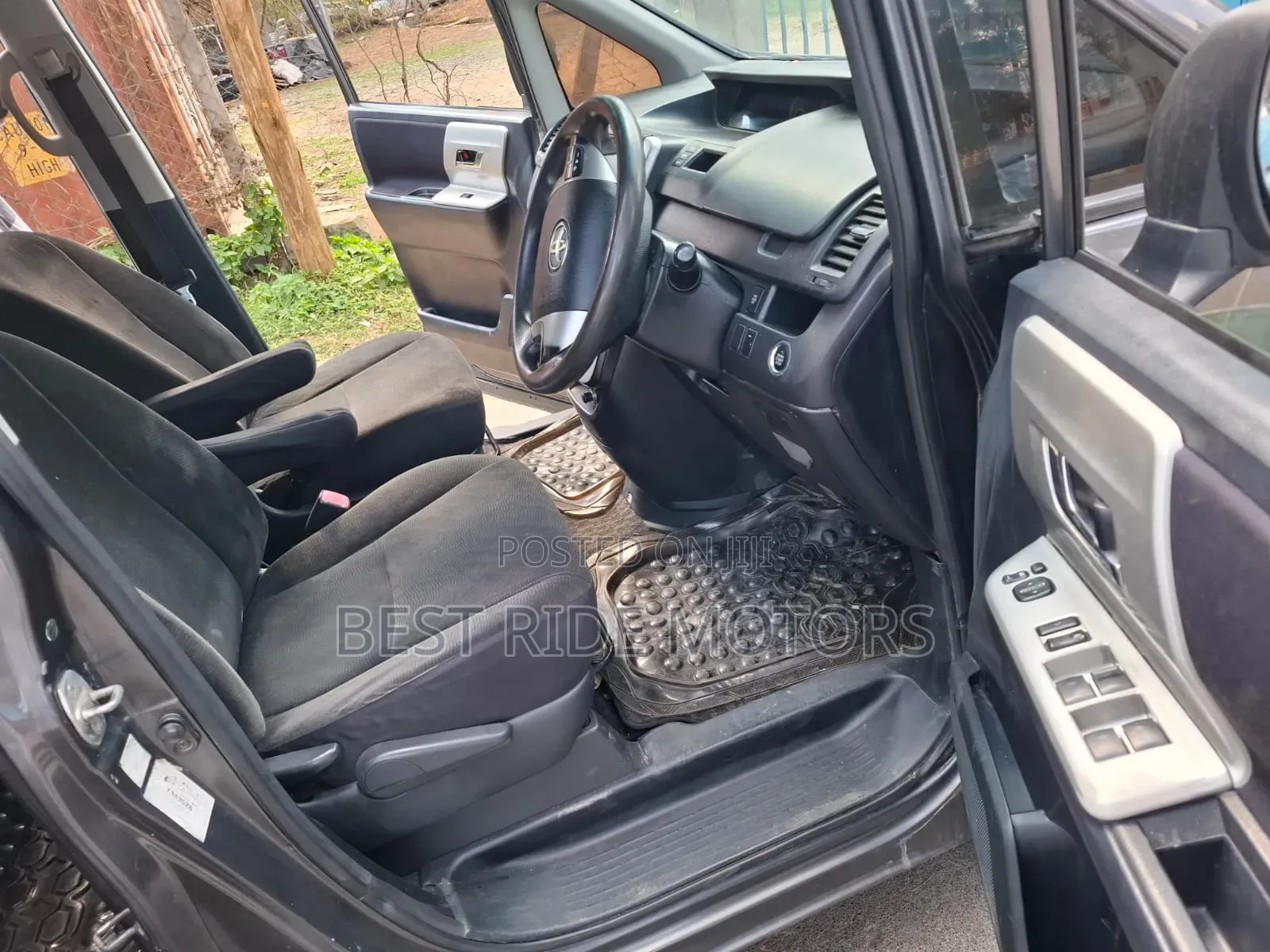 Toyota Noah 2.0 158hp FWD (8 Seater) 2011 Gray
