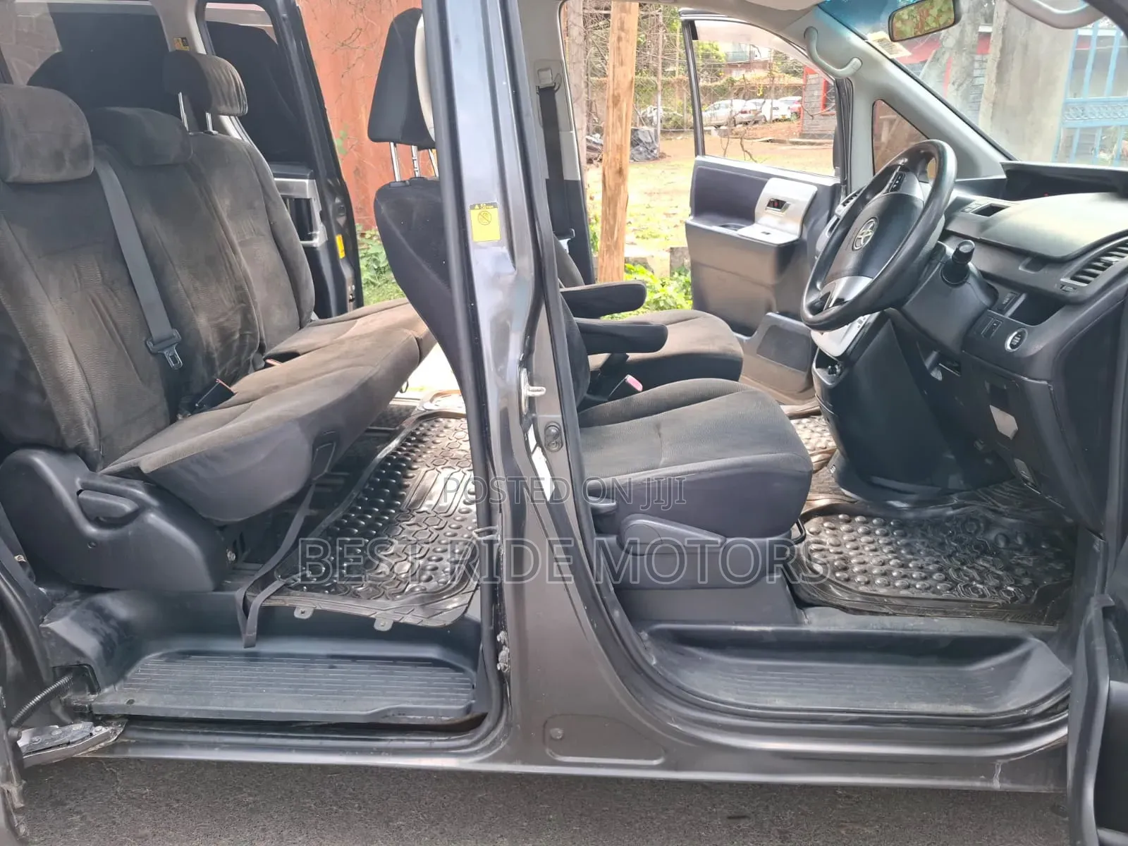 Toyota Noah 2.0 158hp FWD (8 Seater) 2011 Gray