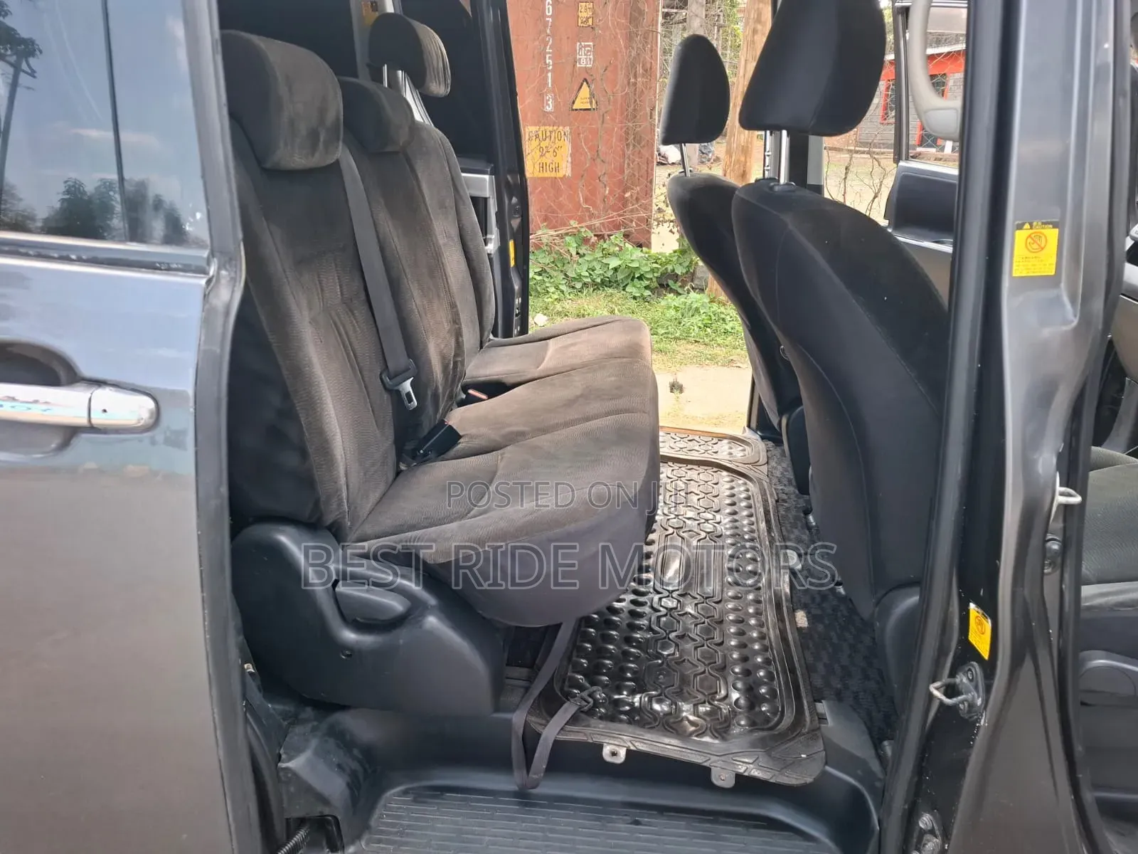 Toyota Noah 2.0 158hp FWD (8 Seater) 2011 Gray