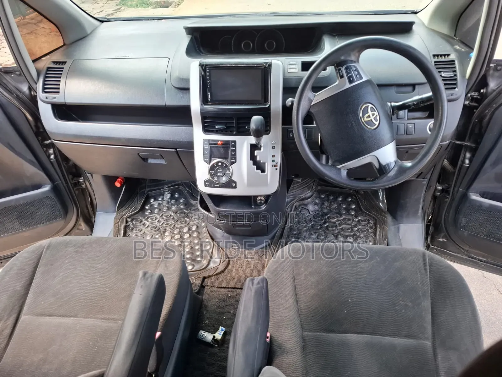 Toyota Noah 2.0 158hp FWD (8 Seater) 2011 Gray