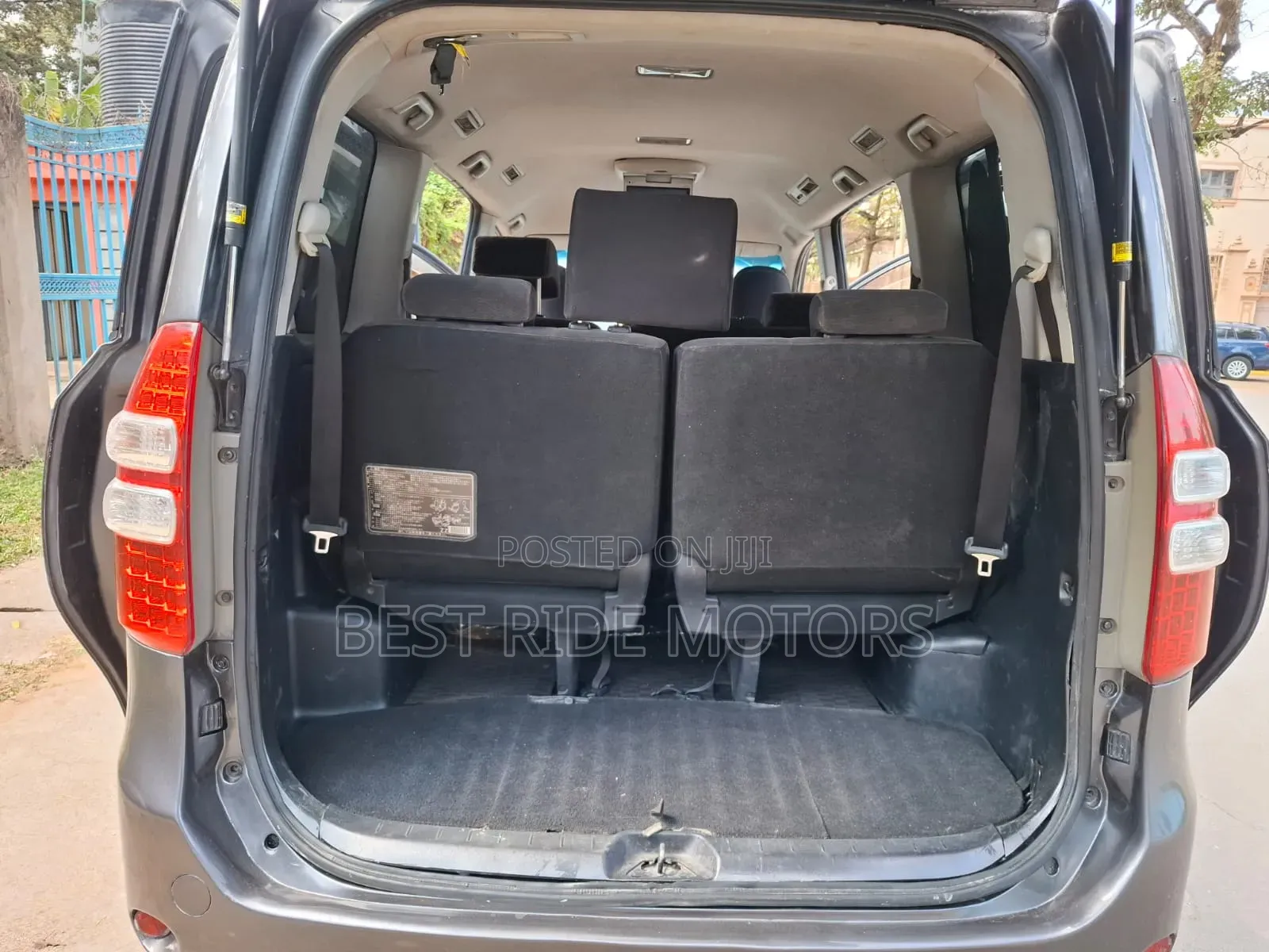 Toyota Noah 2.0 158hp FWD (8 Seater) 2011 Gray