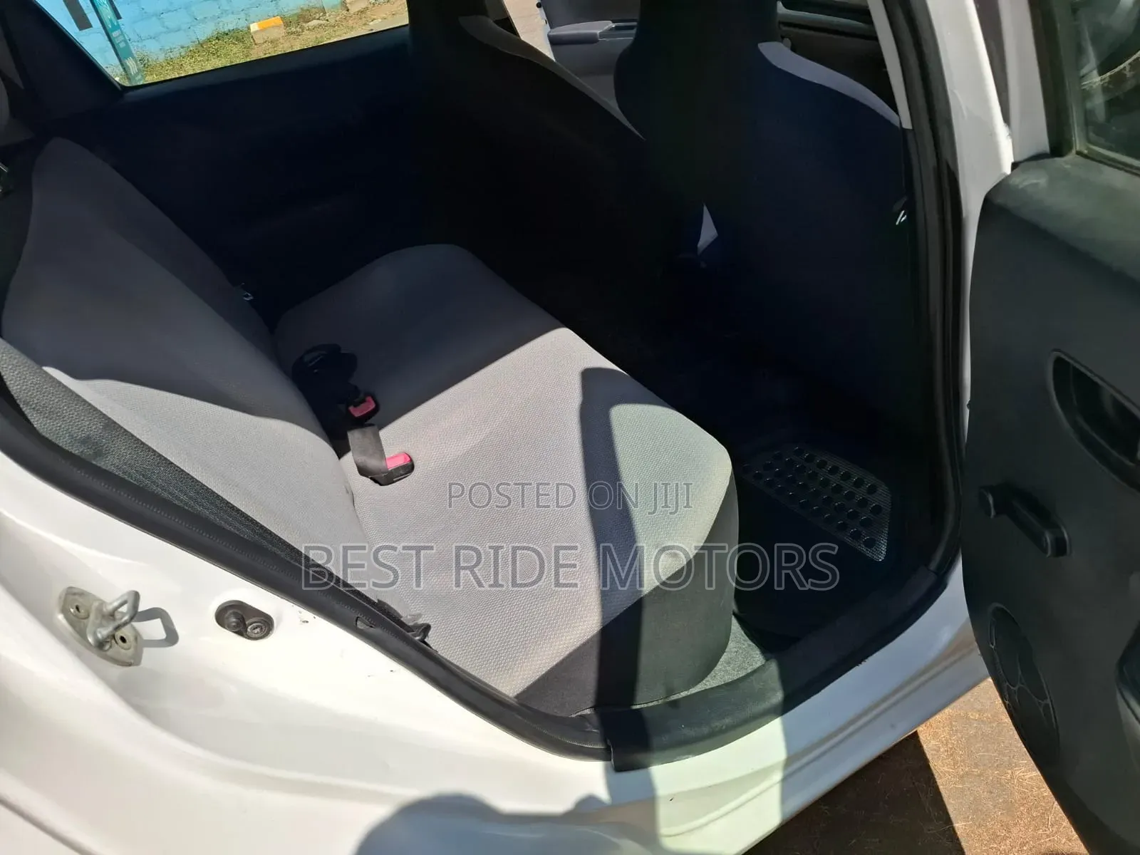 Toyota Vitz 1.0 FWD 5dr 2011 White