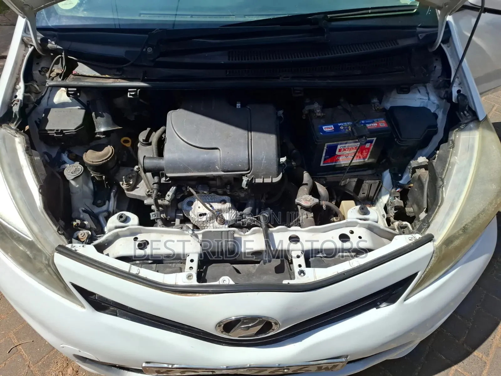 Toyota Vitz 1.0 FWD 5dr 2011 White