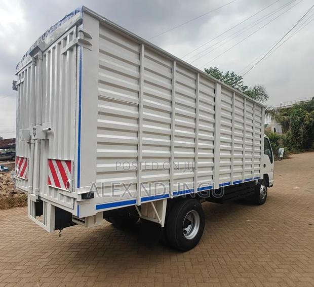 Isuzu NPR Very Clean - thumbnail 2