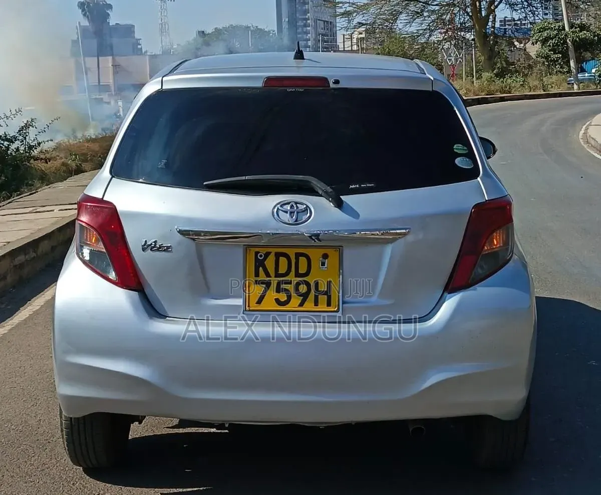 Toyota Vitz 2014 Silver