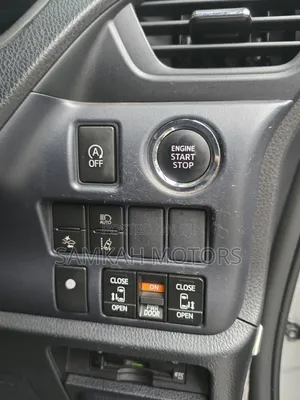 Toyota Noah 2018 Silver