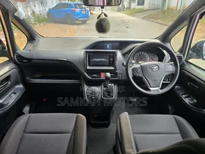 Toyota Noah 2018 Silver