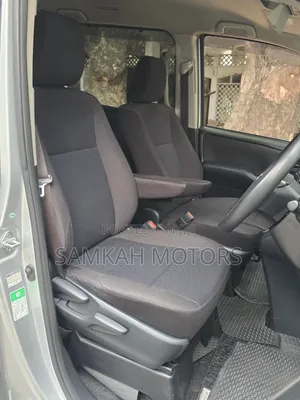 Toyota Noah 2018 Silver