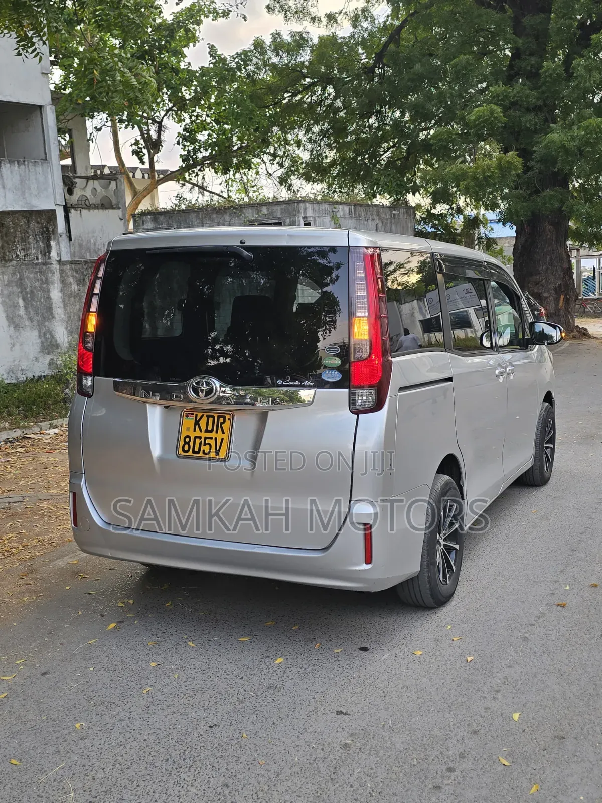 Toyota Noah 2018 Silver