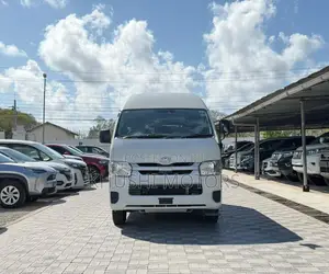 Toyota HiAce 2019 White