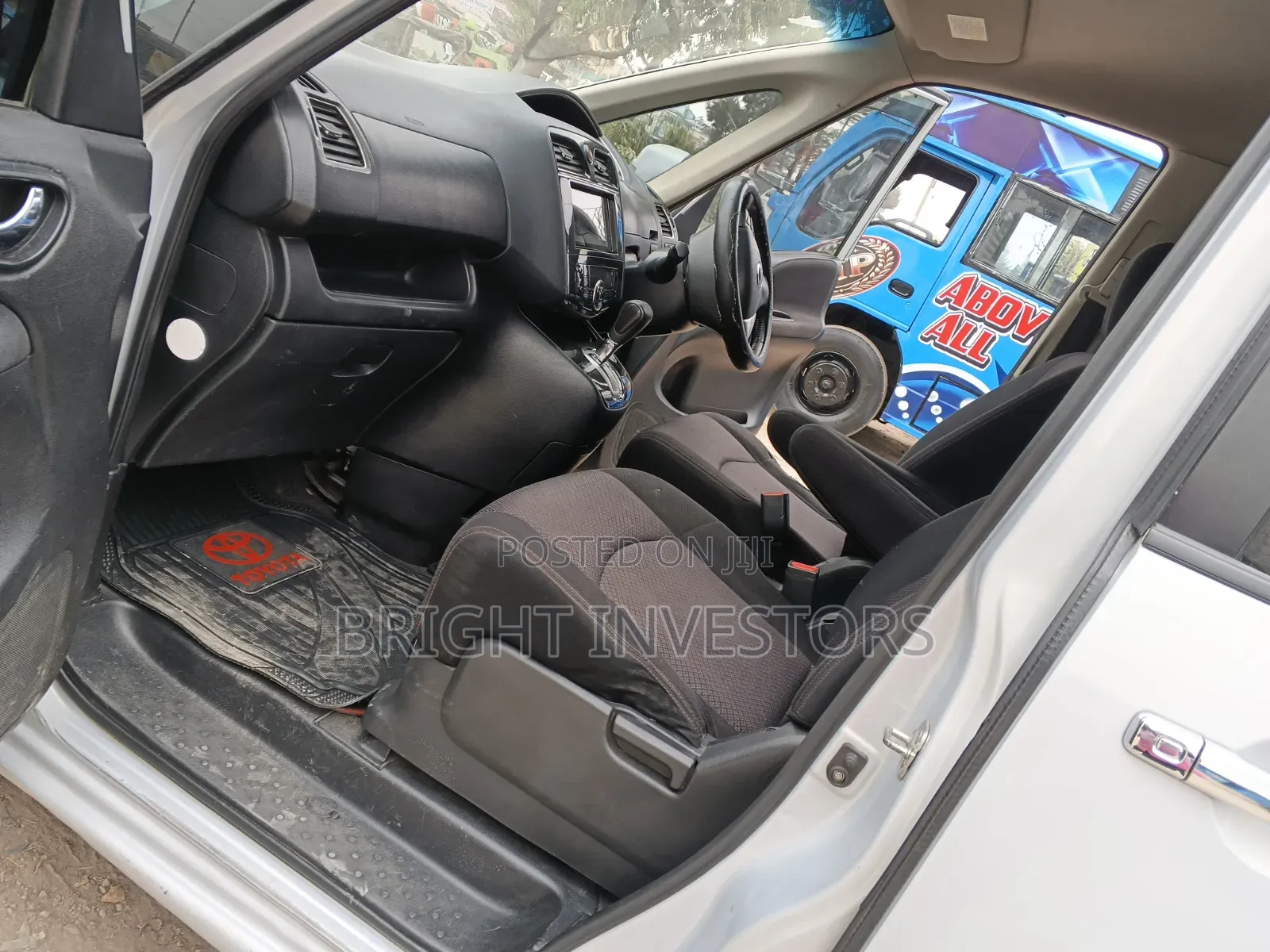 Nissan Serena 2014