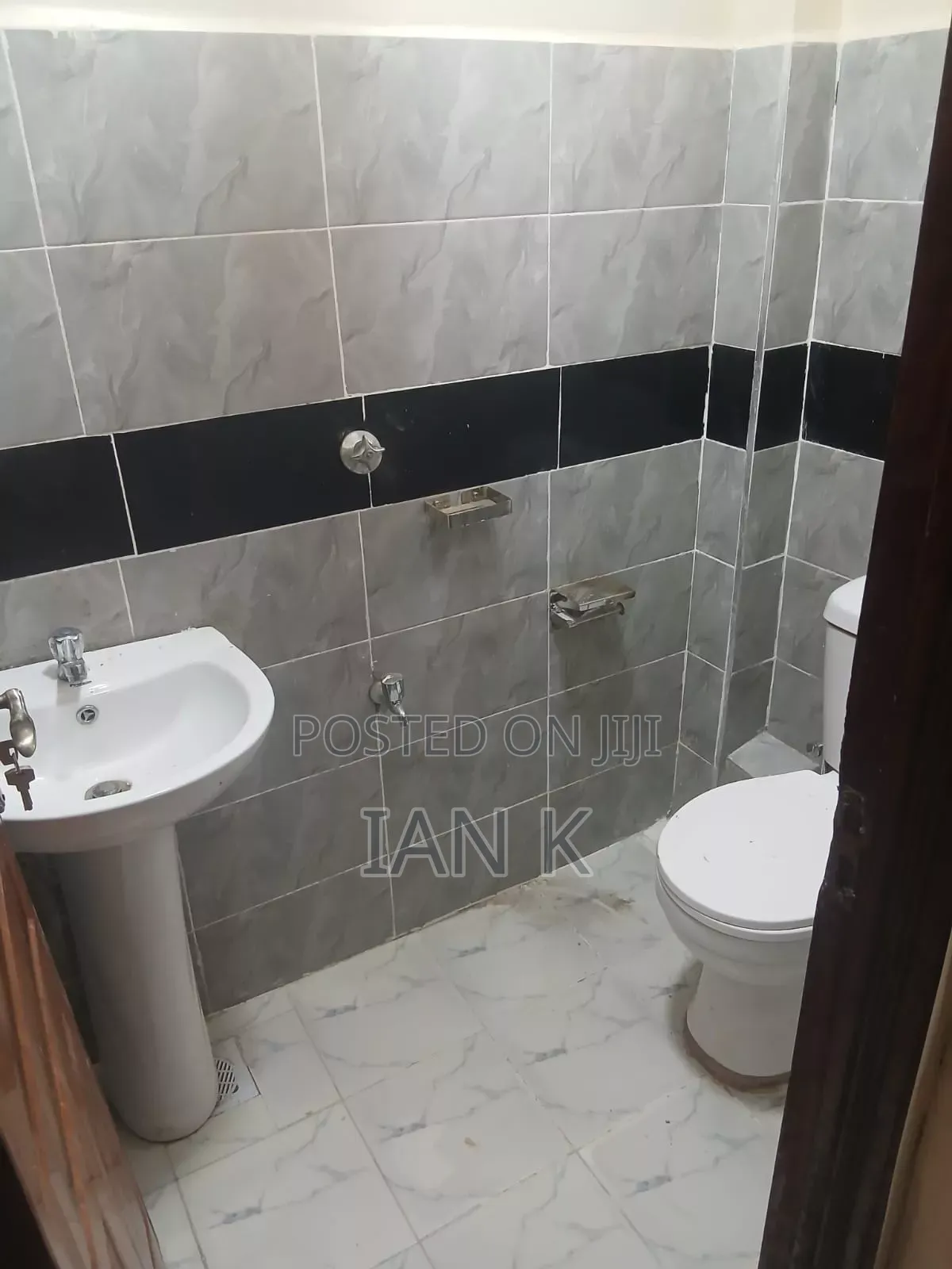 5bdrm Maisonette in Murema Estate, Kenyatta Road / Theta  for sale