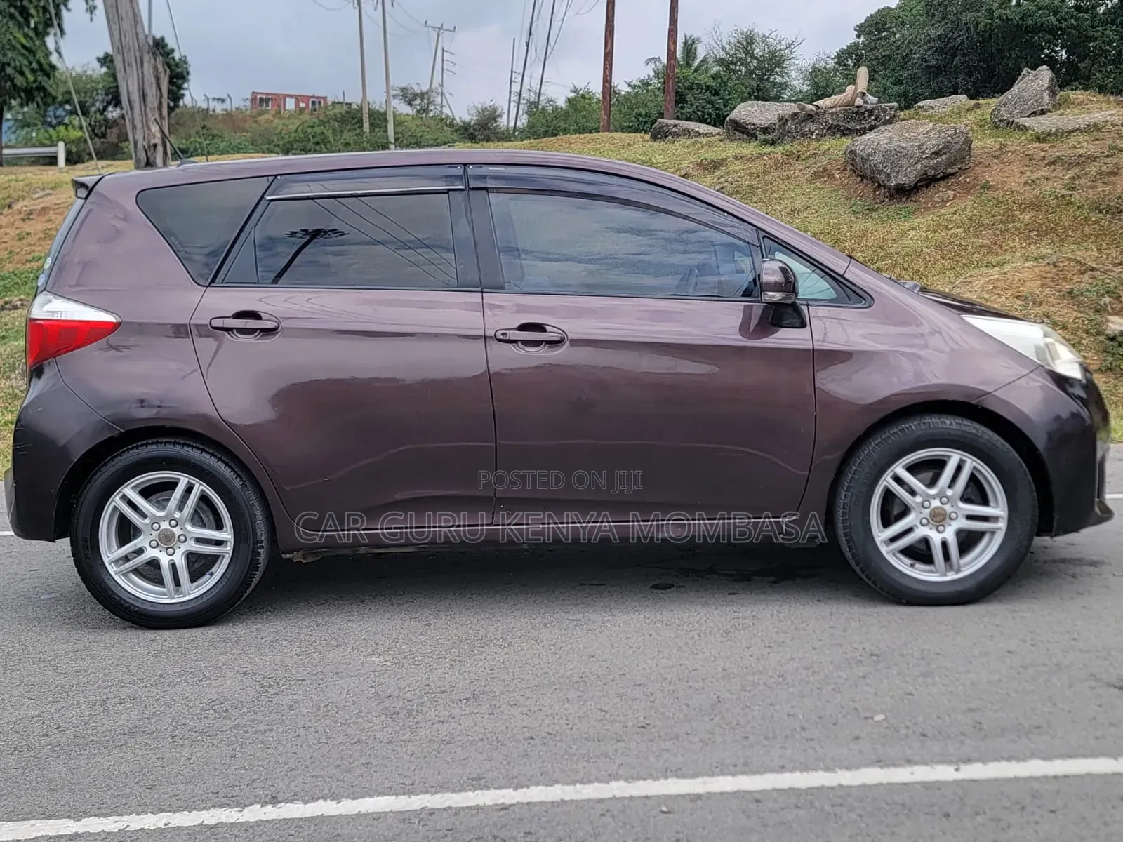 Toyota Ractis 2010 Maroon