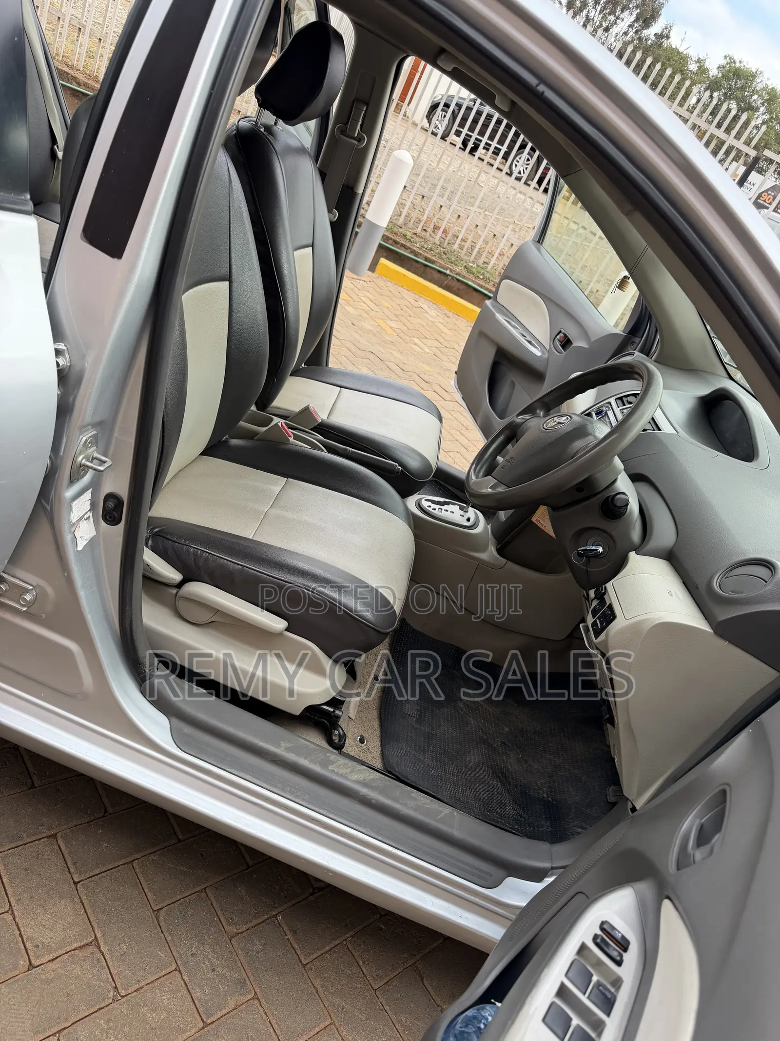Toyota Belta 2010 Silver