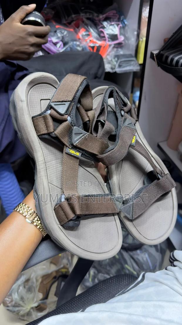 Brown Men's Teva Opens - thumbnail 2