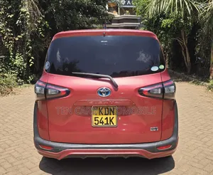 Toyota Sienta 2017 Red