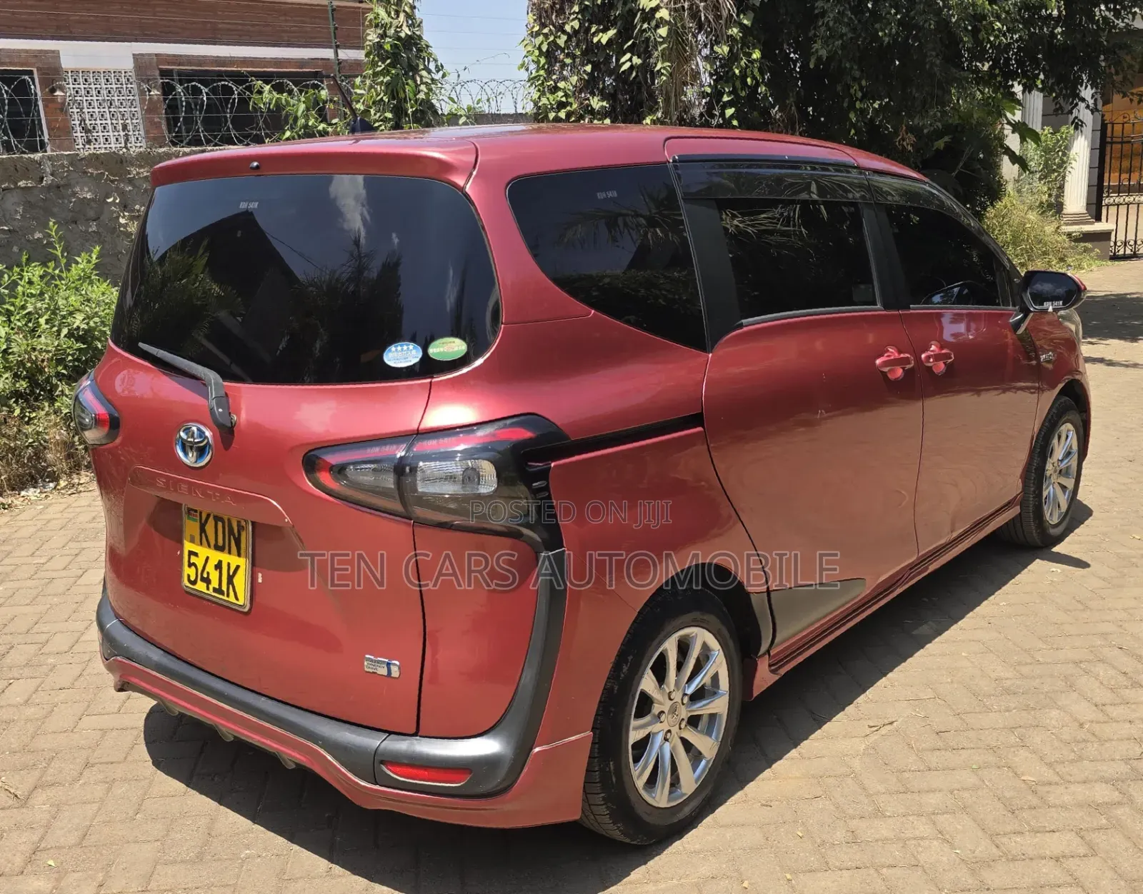 Toyota Sienta 2017 Red