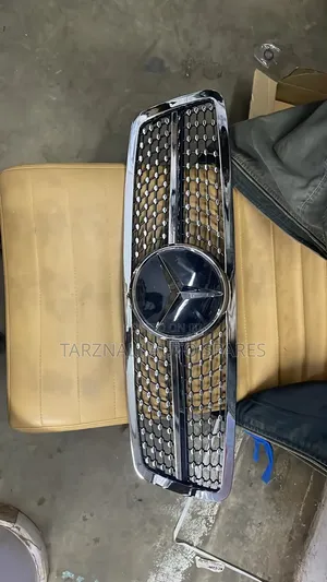 Aftermarket Diamondstyle Front Grille for a Mercedes Benz W203