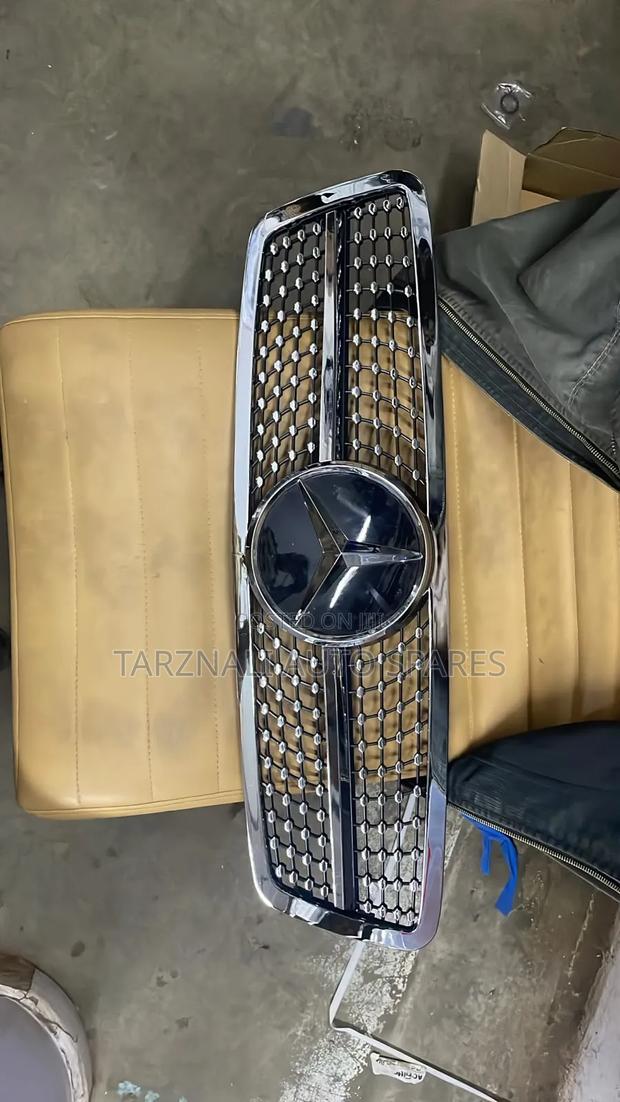 Aftermarket Diamondstyle Front Grille for a Mercedes Benz W203