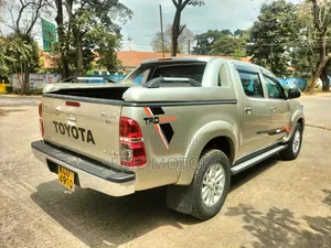 Toyota Hilux 2013 Brown