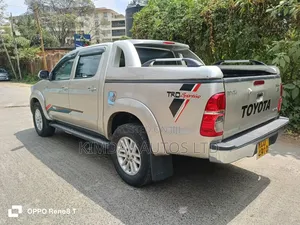 Toyota Hilux 2013 Gold