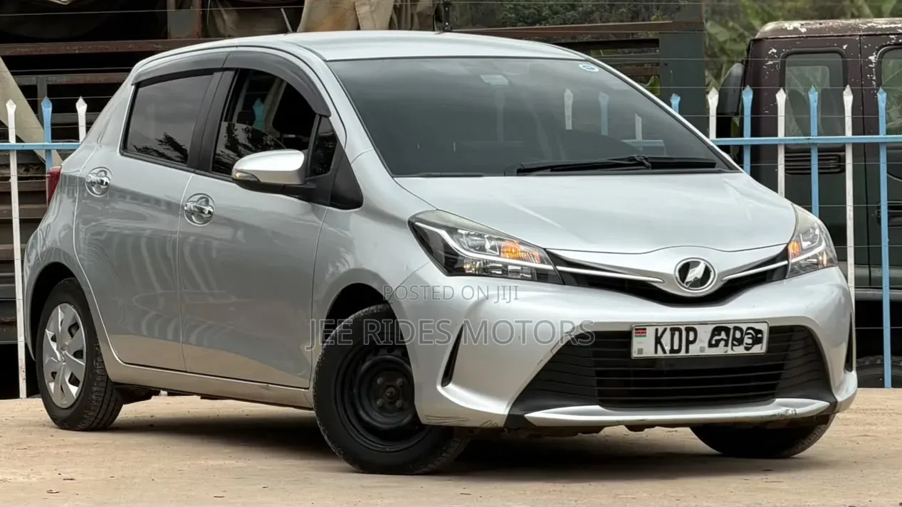 Toyota Vitz 2016 Silver