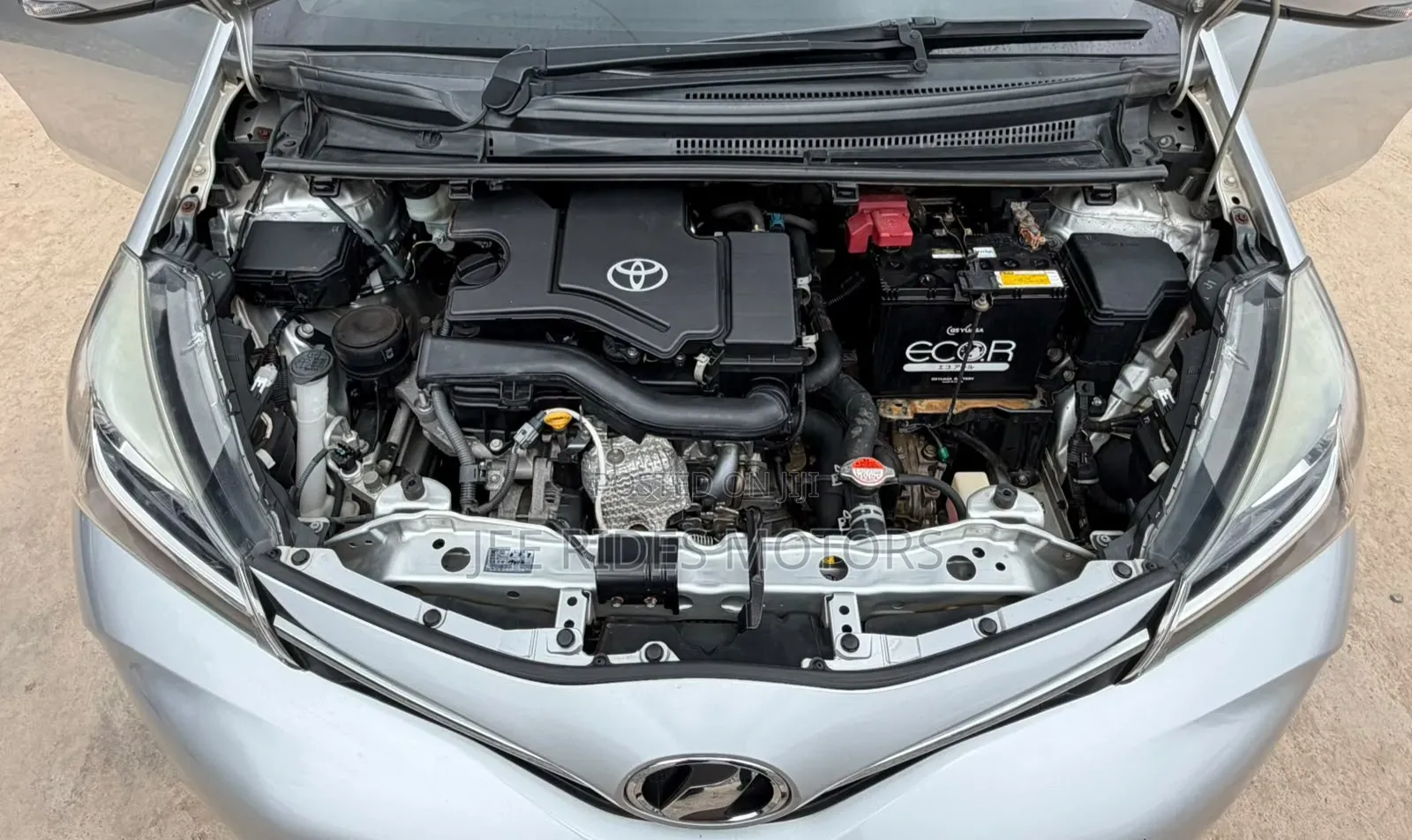 Toyota Vitz 2016 Silver