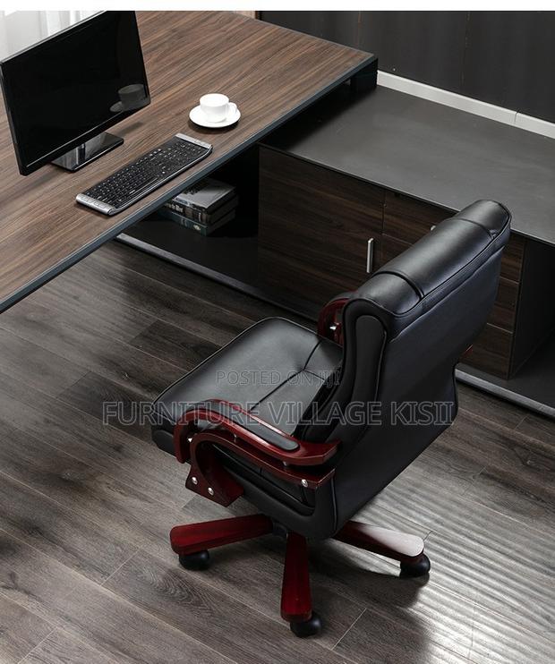 Office Chair: Executive Leather Chair - thumbnail 9