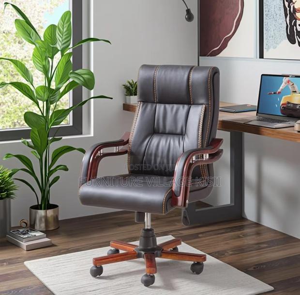 Office Chair: Executive Leather Chair - thumbnail 13