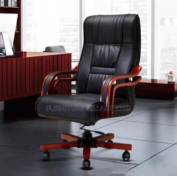 Office Chair: Executive Leather Chair - thumbnail 2