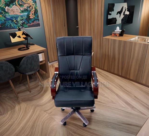 Office Chair: Executive Leather Chair - thumbnail 3