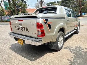 Toyota Hilux 2013 Gold