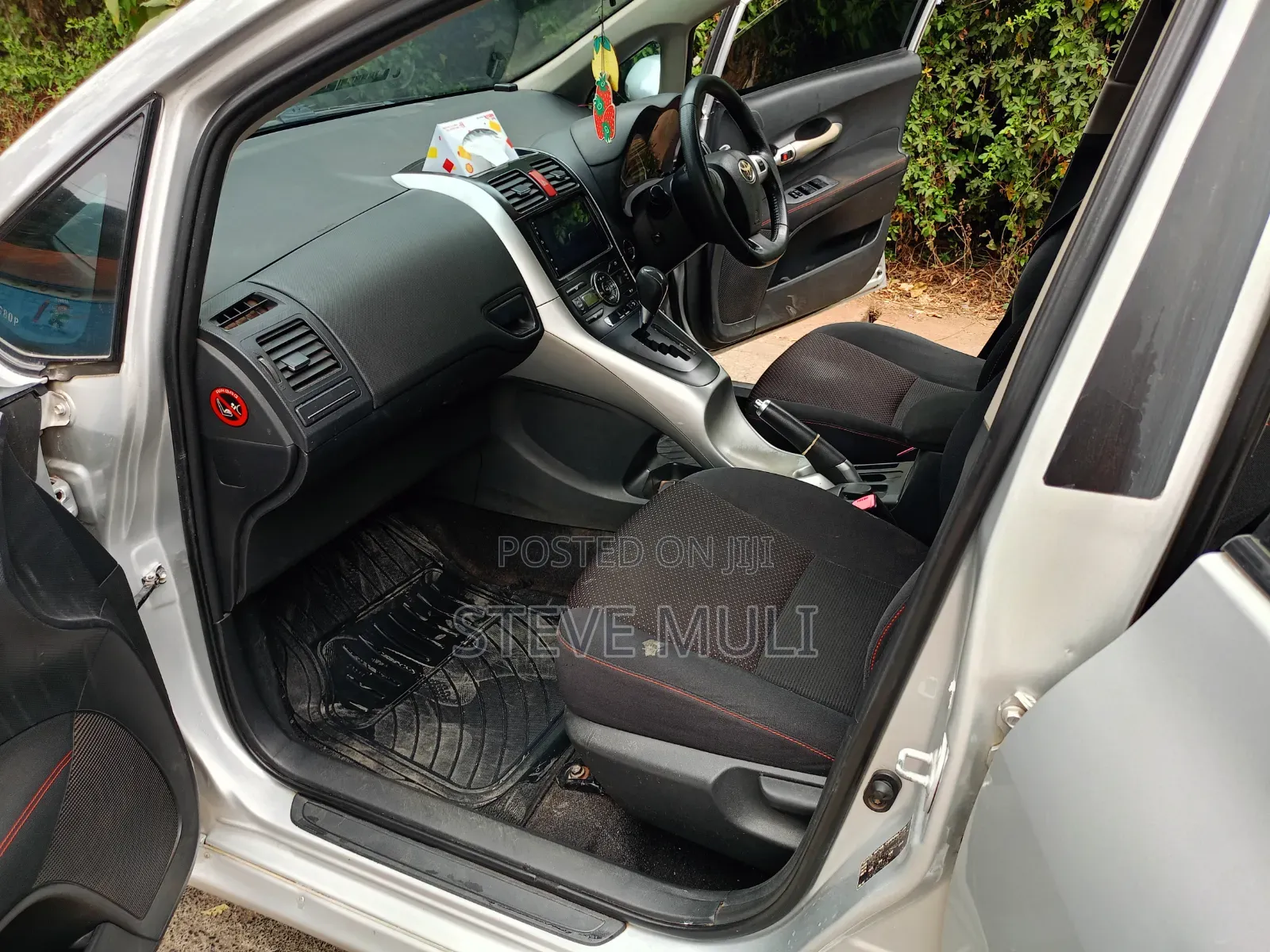 Toyota Auris 2010 Silver
