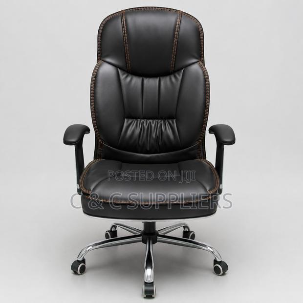 Black Leather Generic Swivel Chair. - thumbnail 3