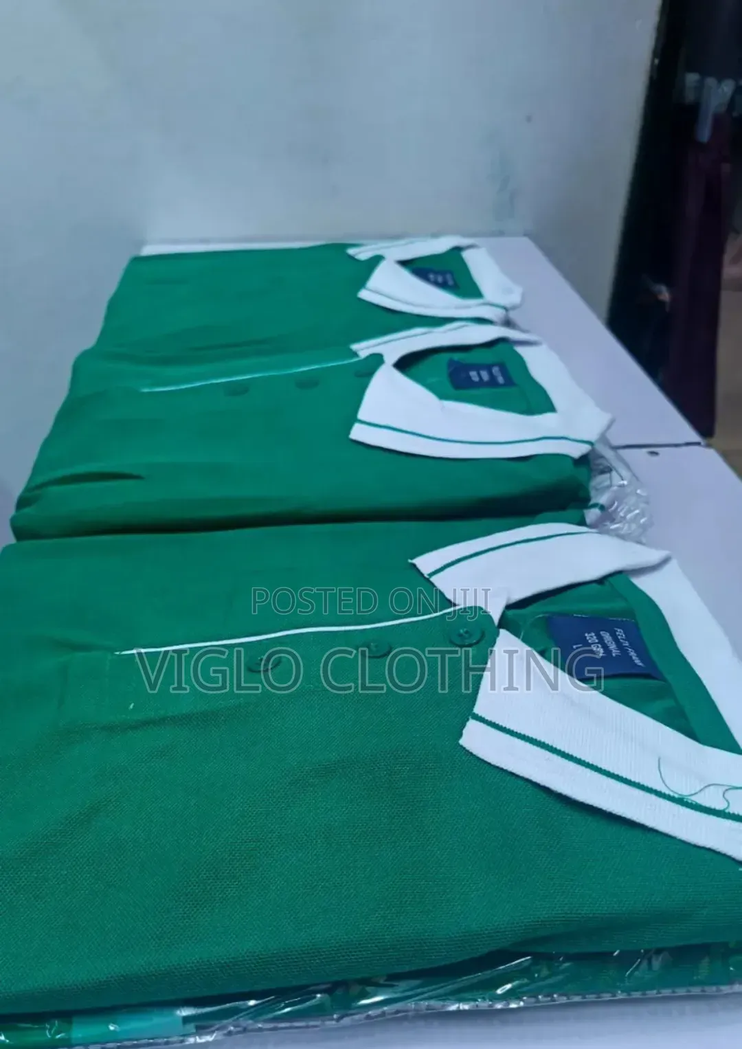 Green Body, White Collar Poloshirts