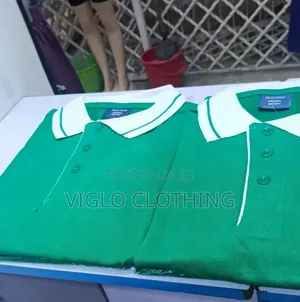 Green Body, White Collar Poloshirts