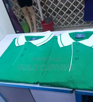 Green Body, White Collar Poloshirts
