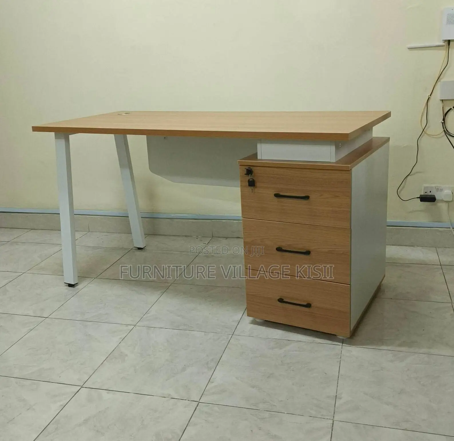 Office Furniture; Modern Office Desk With Drawers