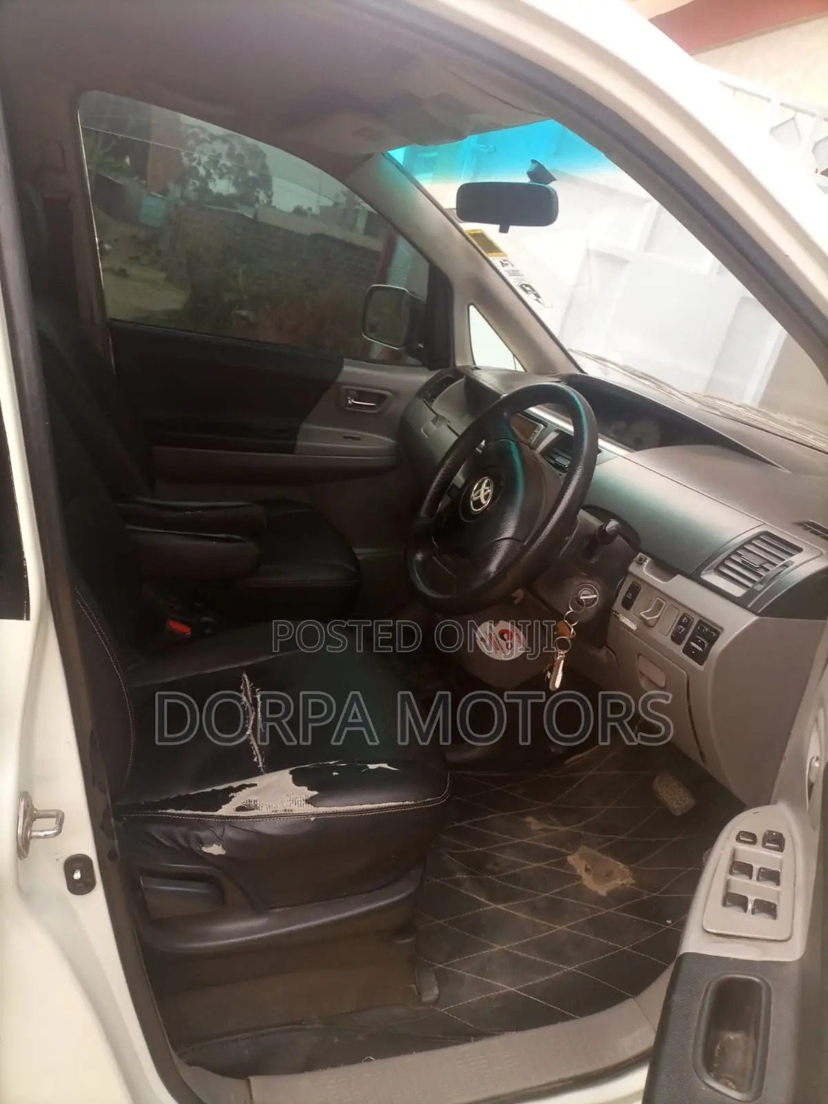 Toyota Voxy X 2WD 8-Seater 2003 White