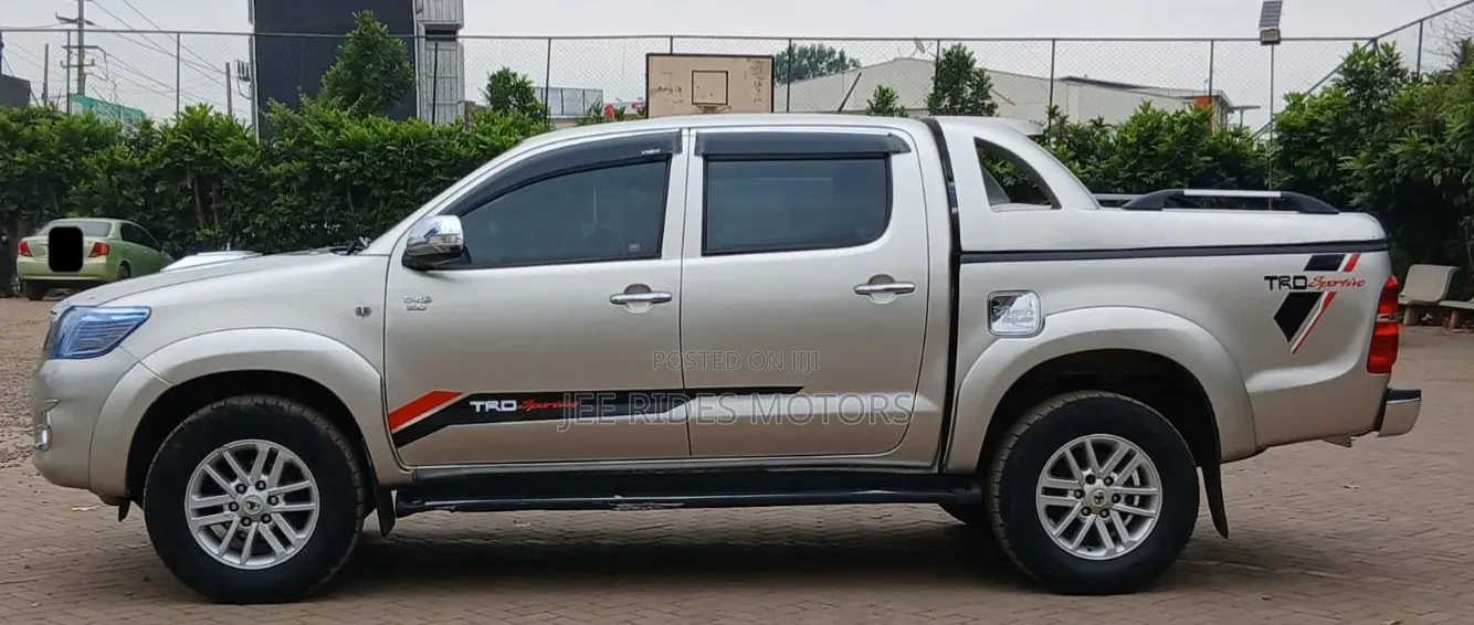 Toyota Hilux 2013 Gray