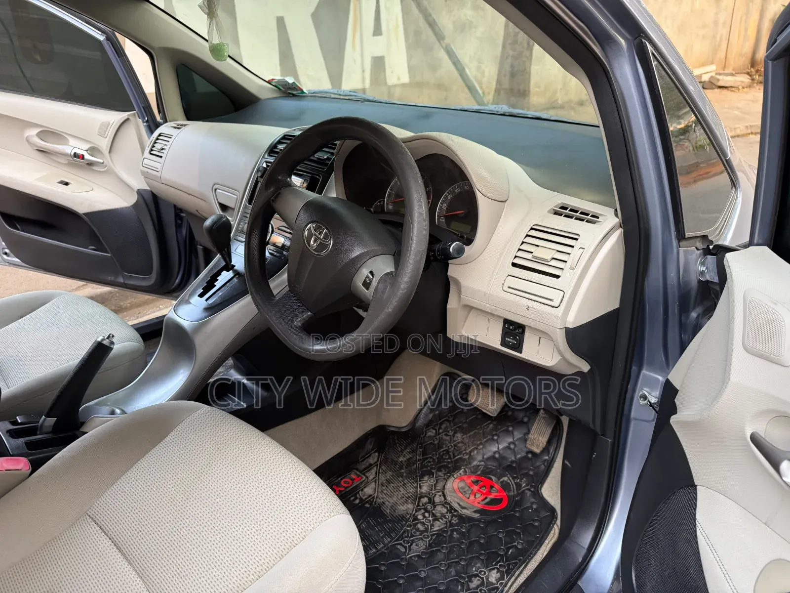 Toyota Auris 2011 Silver