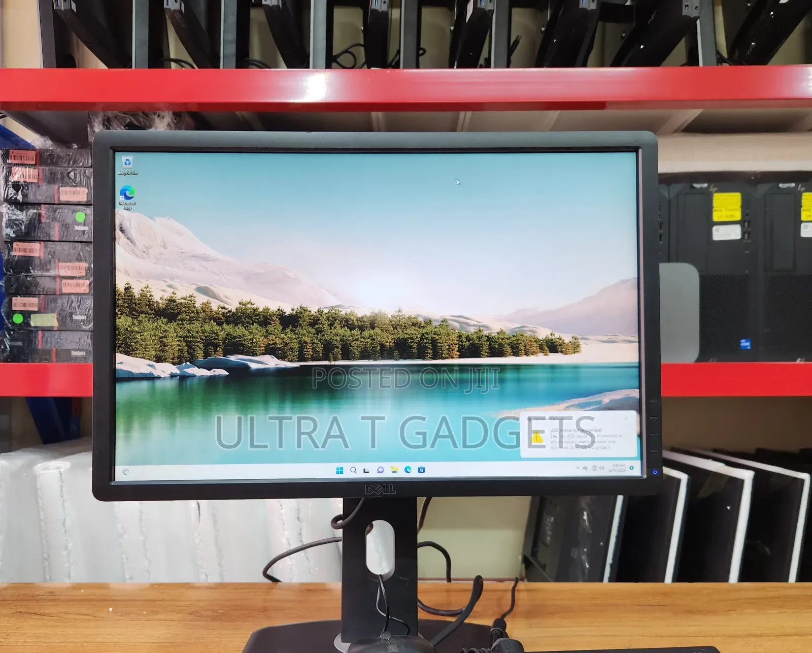 Dell 22" Framed Monitor – VGA / DisplayPort / DVI