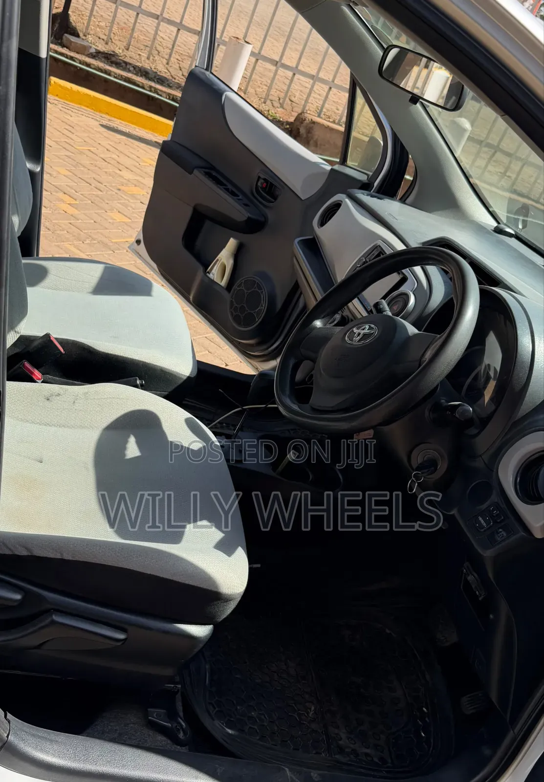 Toyota Vitz 2014 Silver