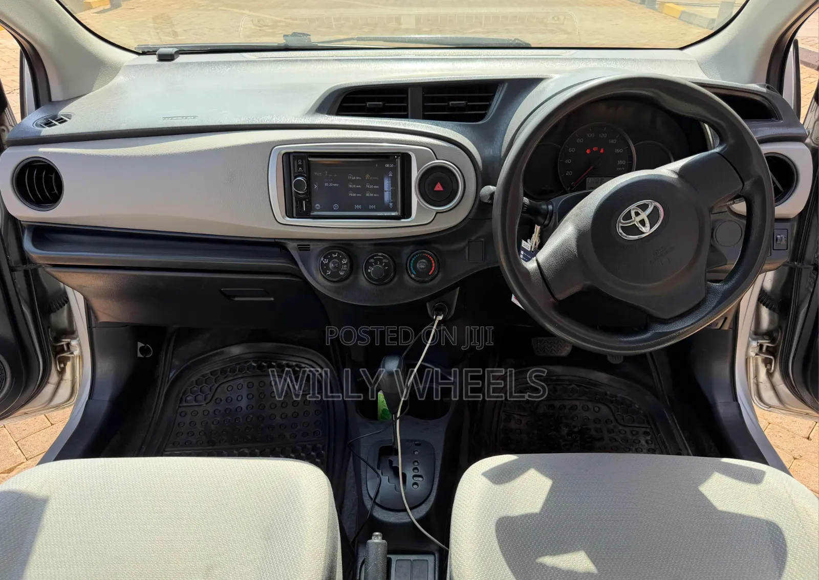Toyota Vitz 2014 Silver