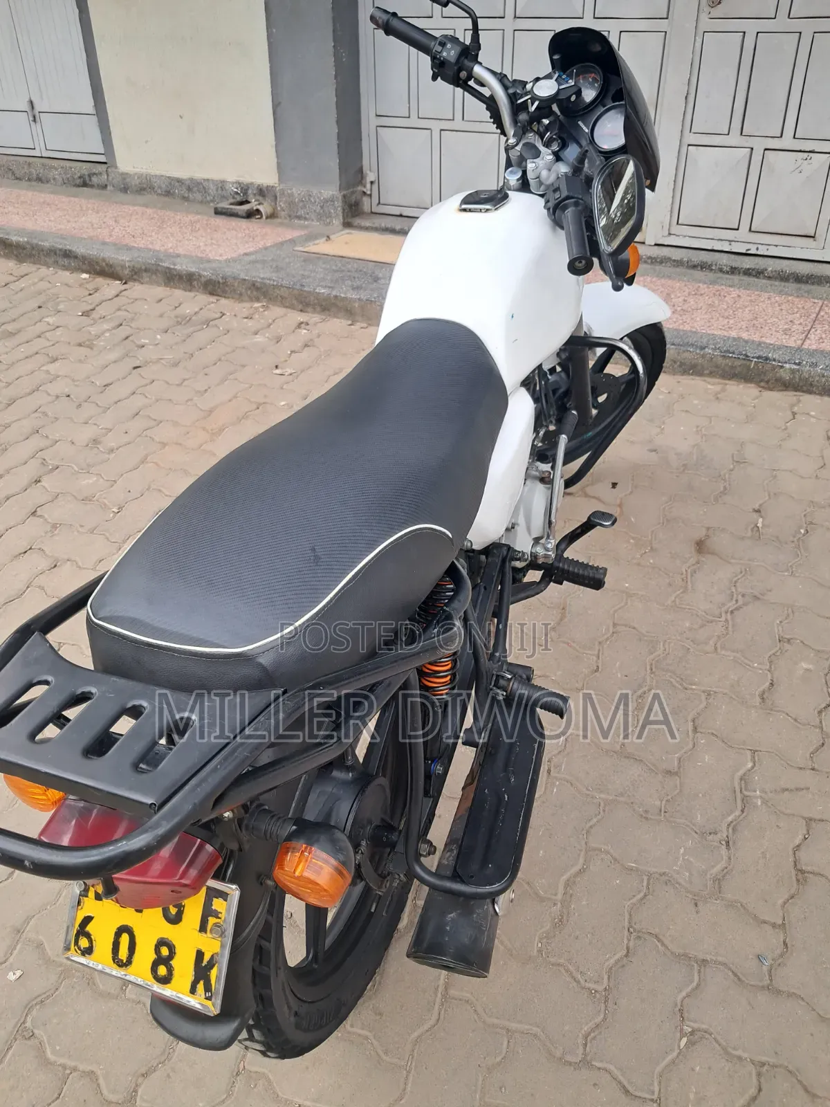 Bajaj Boxer 150 UG 2025 White