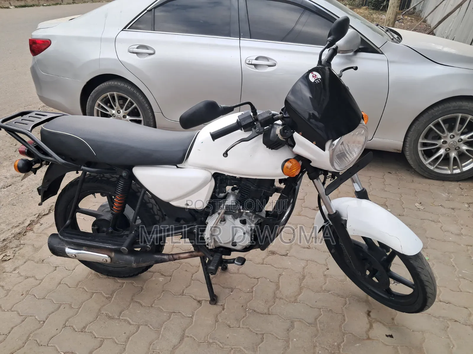 Bajaj Boxer 150 UG 2025 White