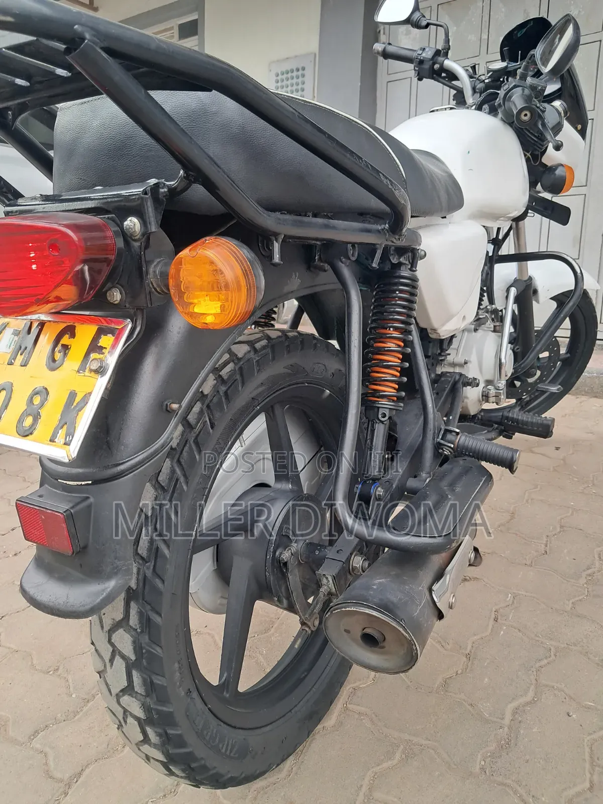 Bajaj Boxer 150 UG 2025 White