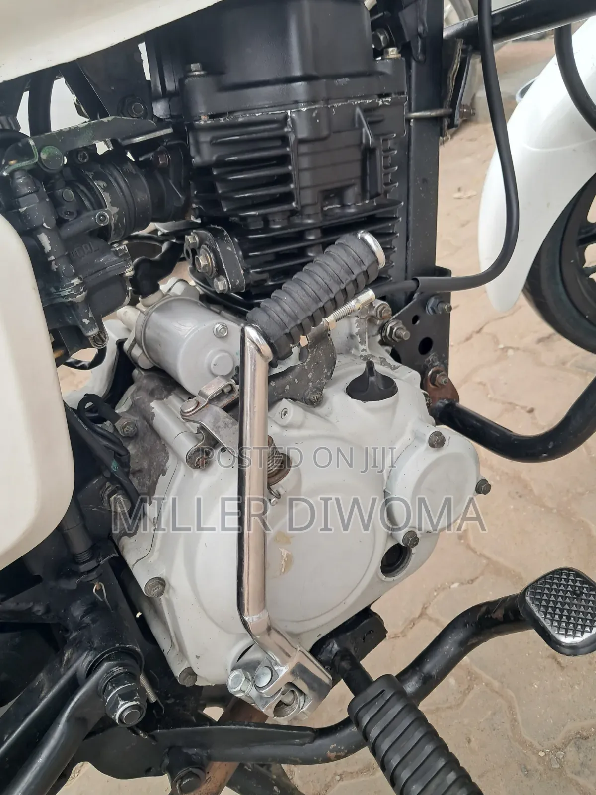 Bajaj Boxer 150 UG 2025 White