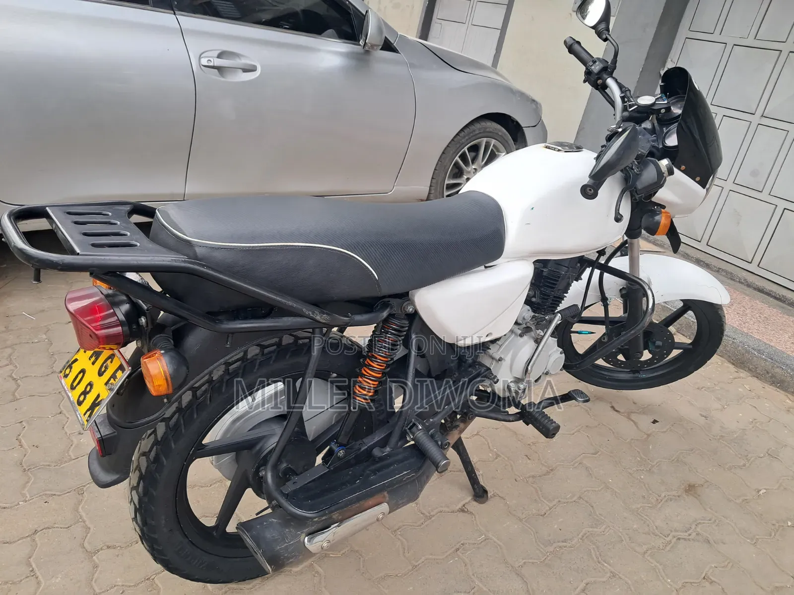 Bajaj Boxer 150 UG 2025 White
